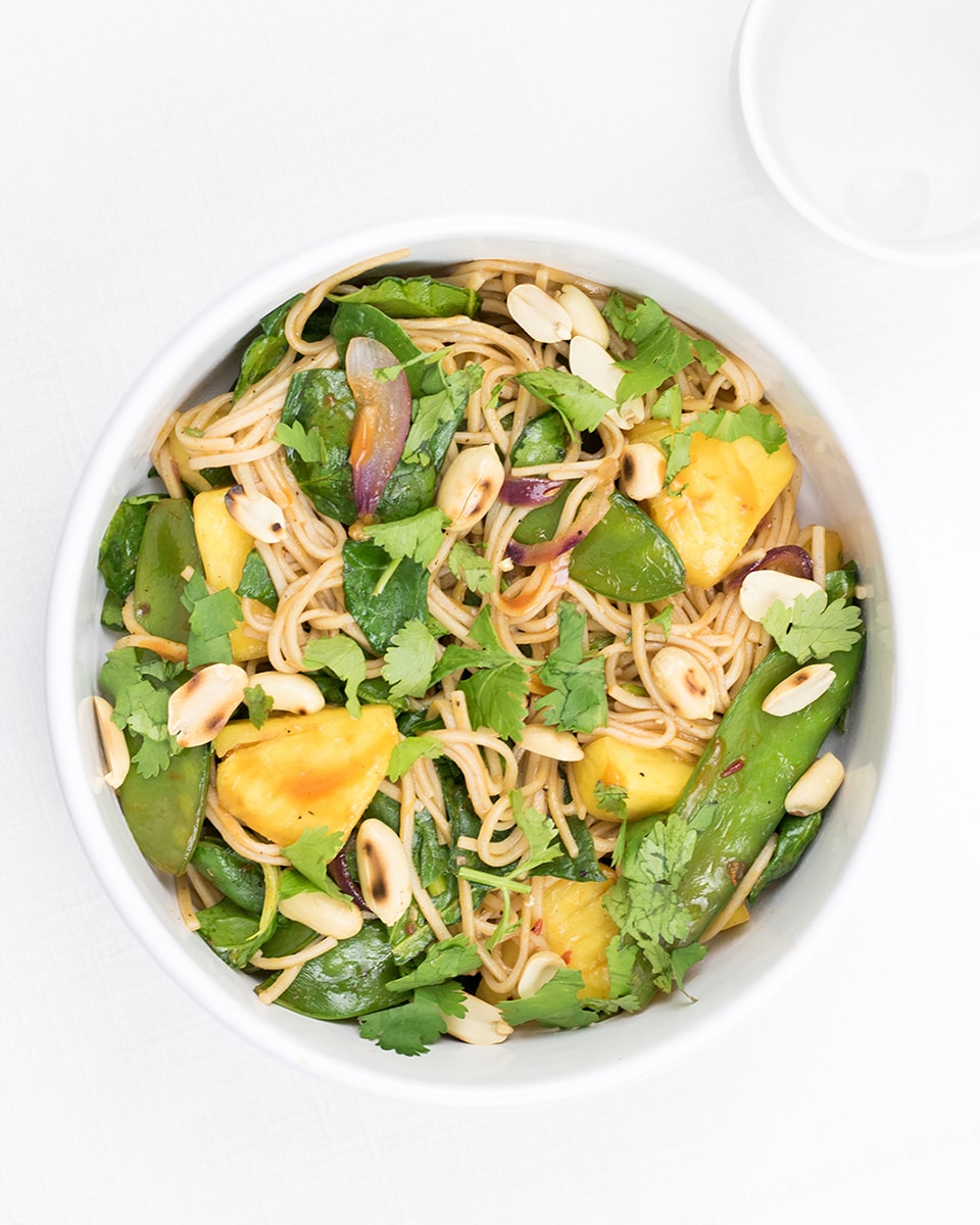 Zoetzure saus maken is niet moeilijk. Lekker met soba noodles en ananas