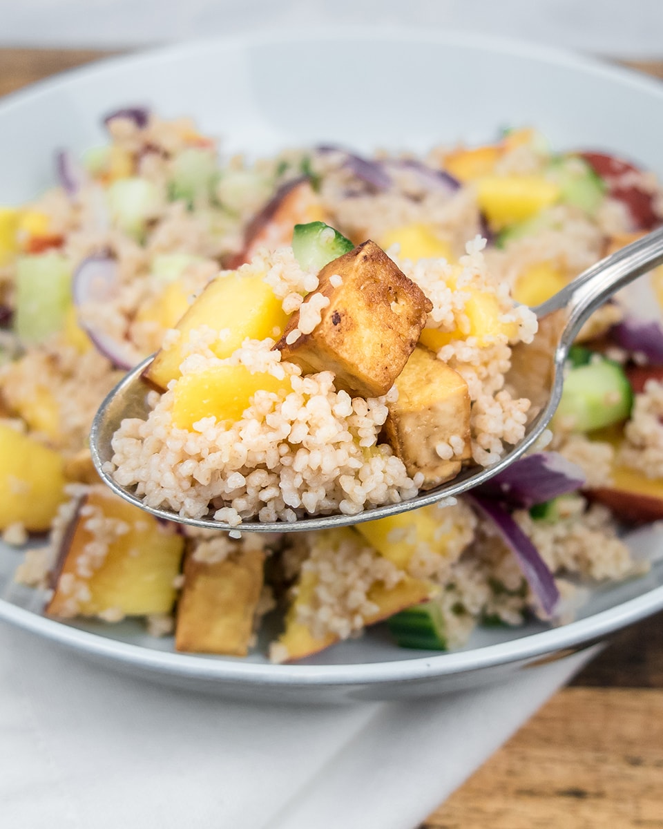 Zomer salade met couscous, komkommer, tofu en nectarine
