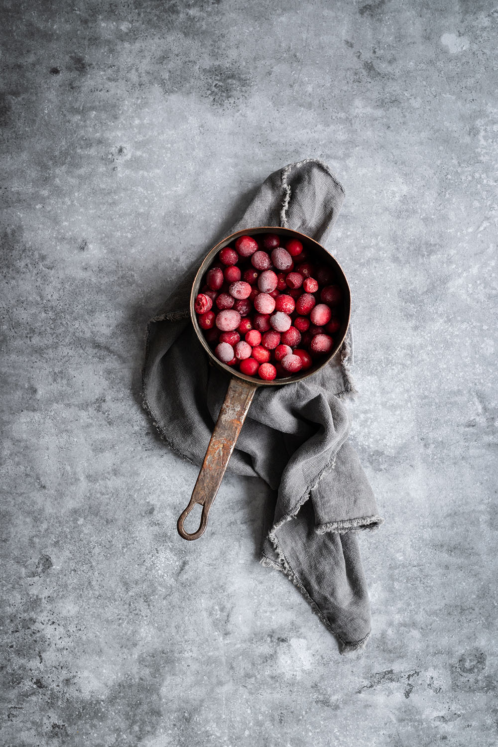 Grijze fotoachtergrond met cement look voor flatlay photography