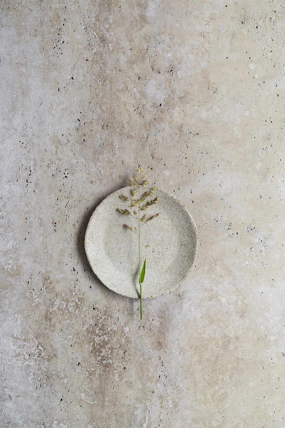 Lichte neutrale beige steen backdrop voor flat lay fotografie & video