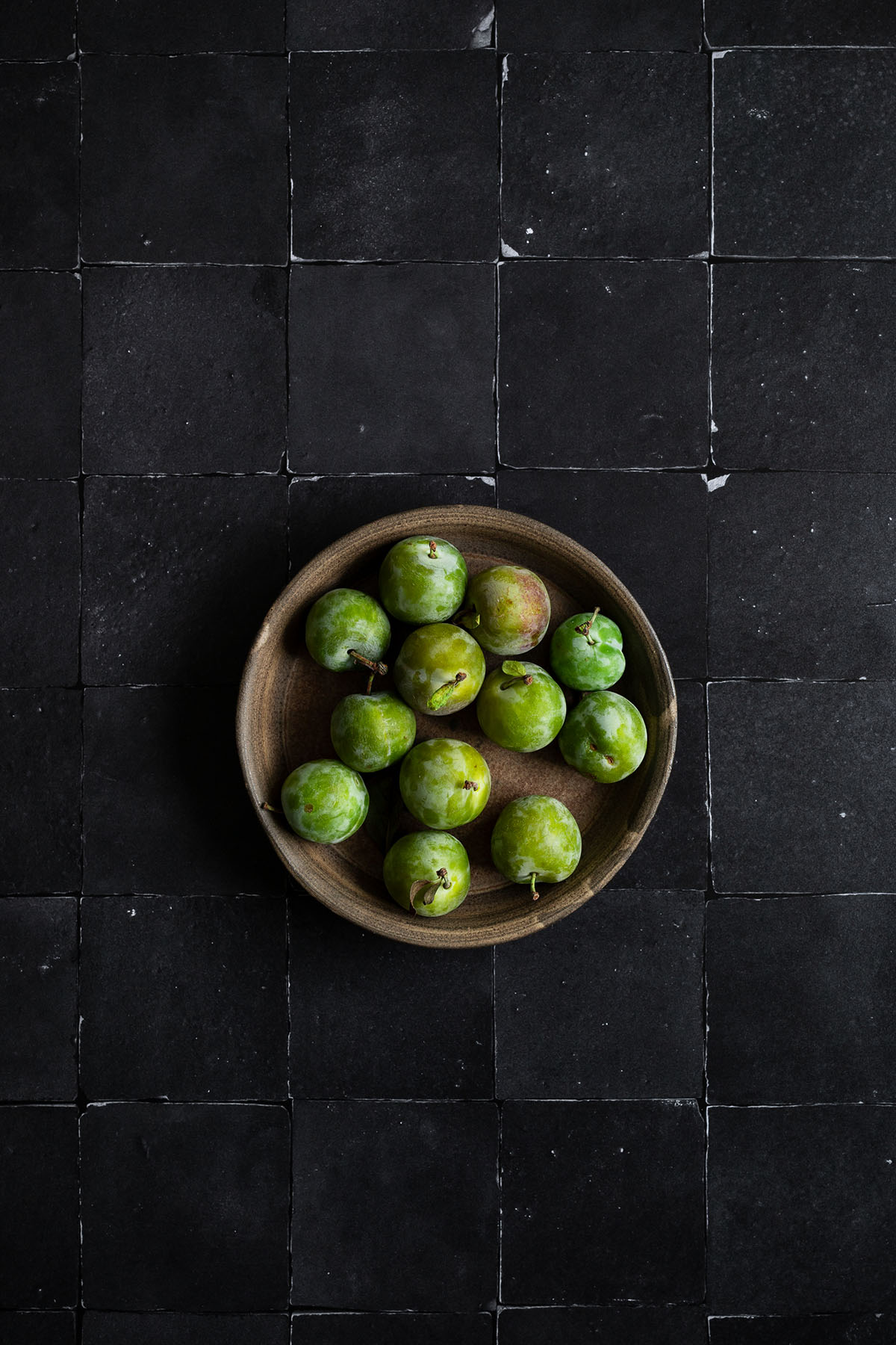 Zwarte tegels backdrop voor food styling en product fotografie