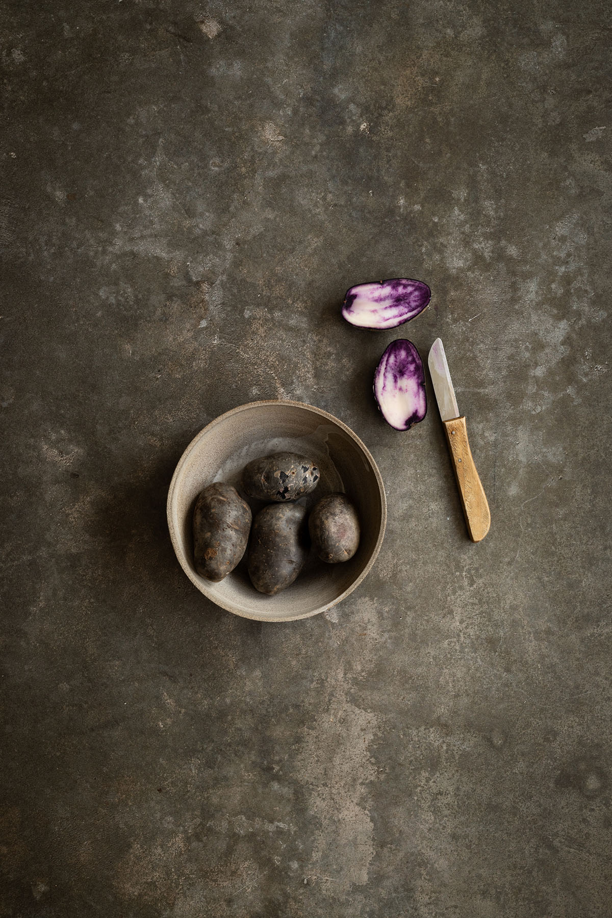 Donkere en moody styling ondergrond voor professionele fotografie