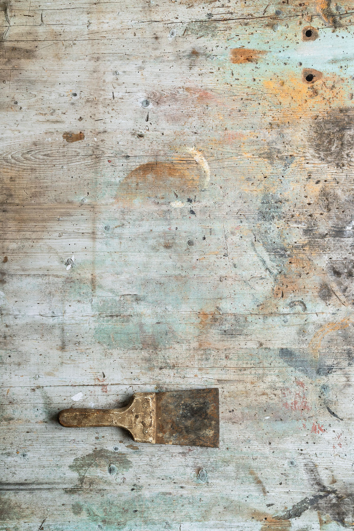 Geprinte vinyl foto achtergrond van een oude geleefde werktafel
