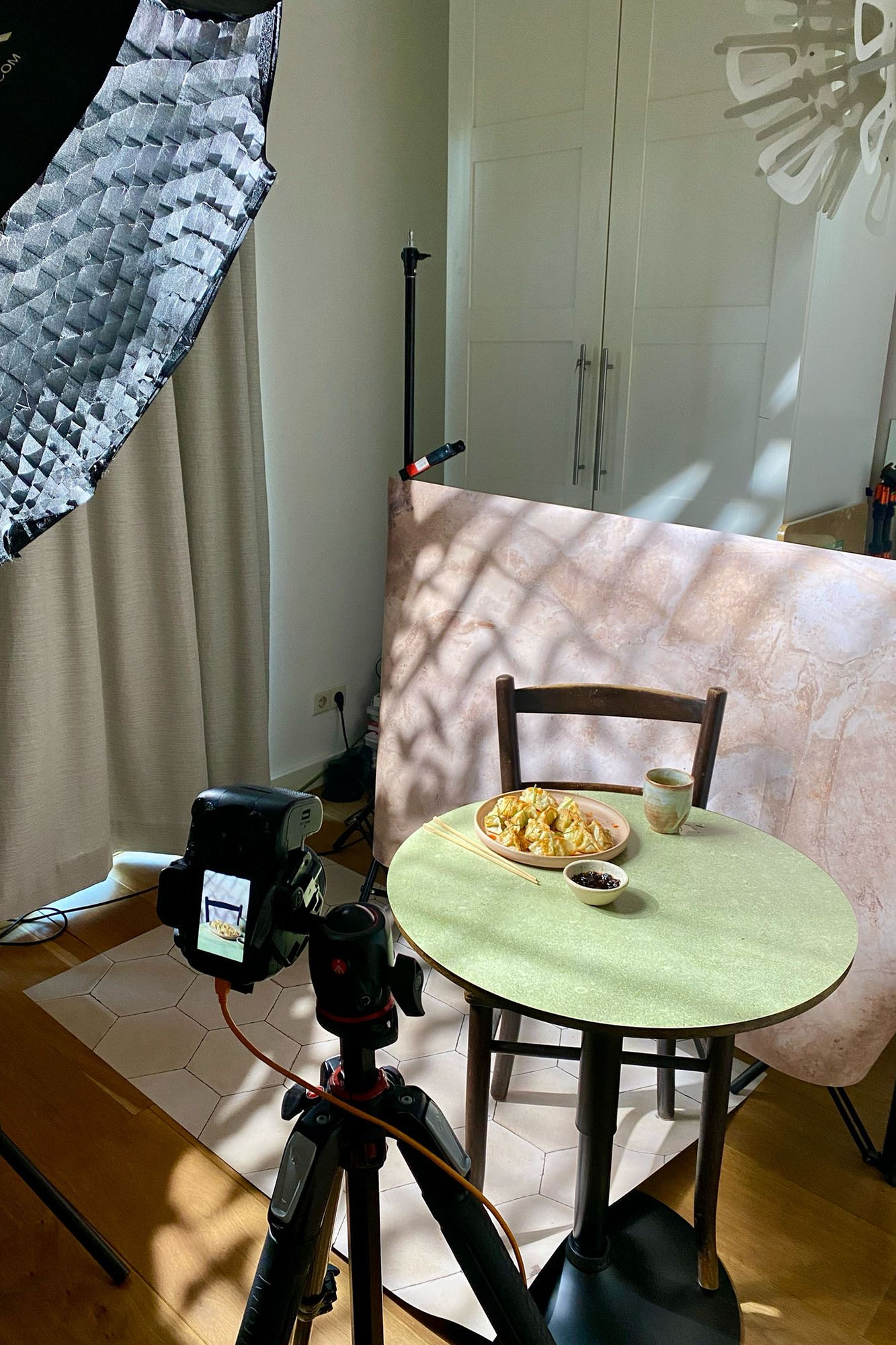 45 graden hoek met backdrop 'Olijf' en 'Creamy' als achtergrond