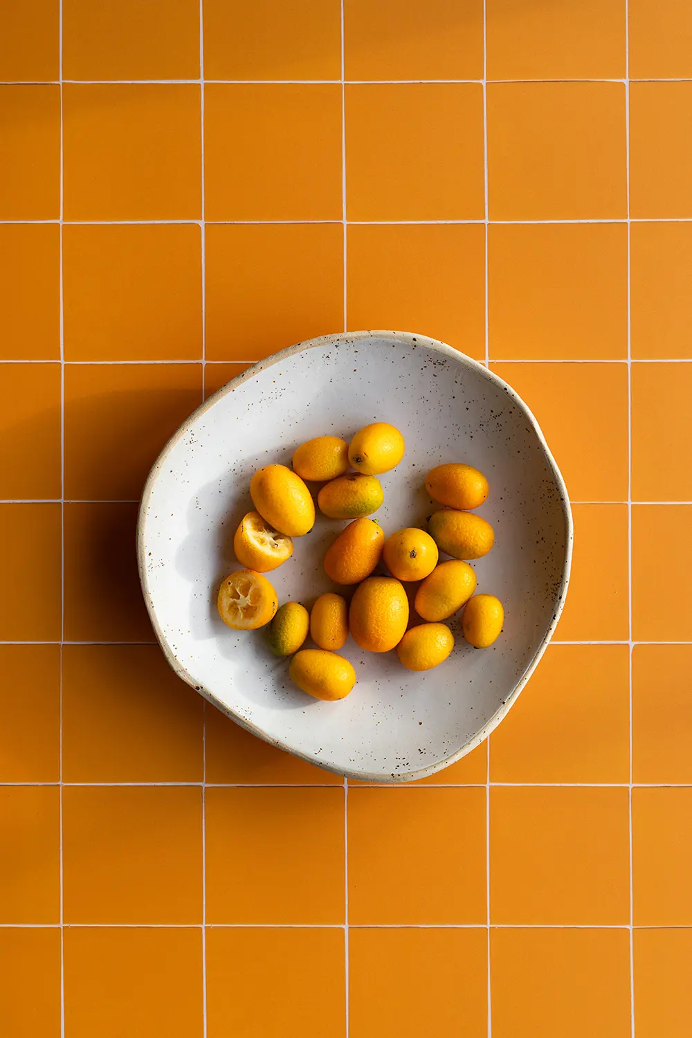Helder oranje tegel backdrop voor brand shoots en food fotografie