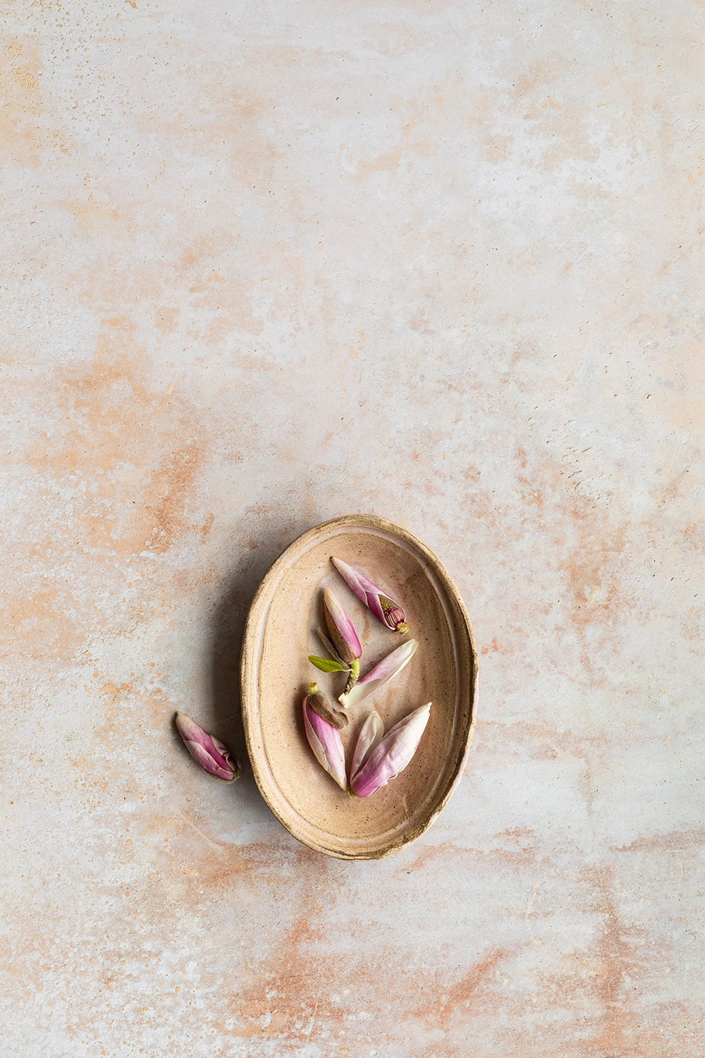 Witte steen fotoachtergrond met oranje toon details voor fotografie