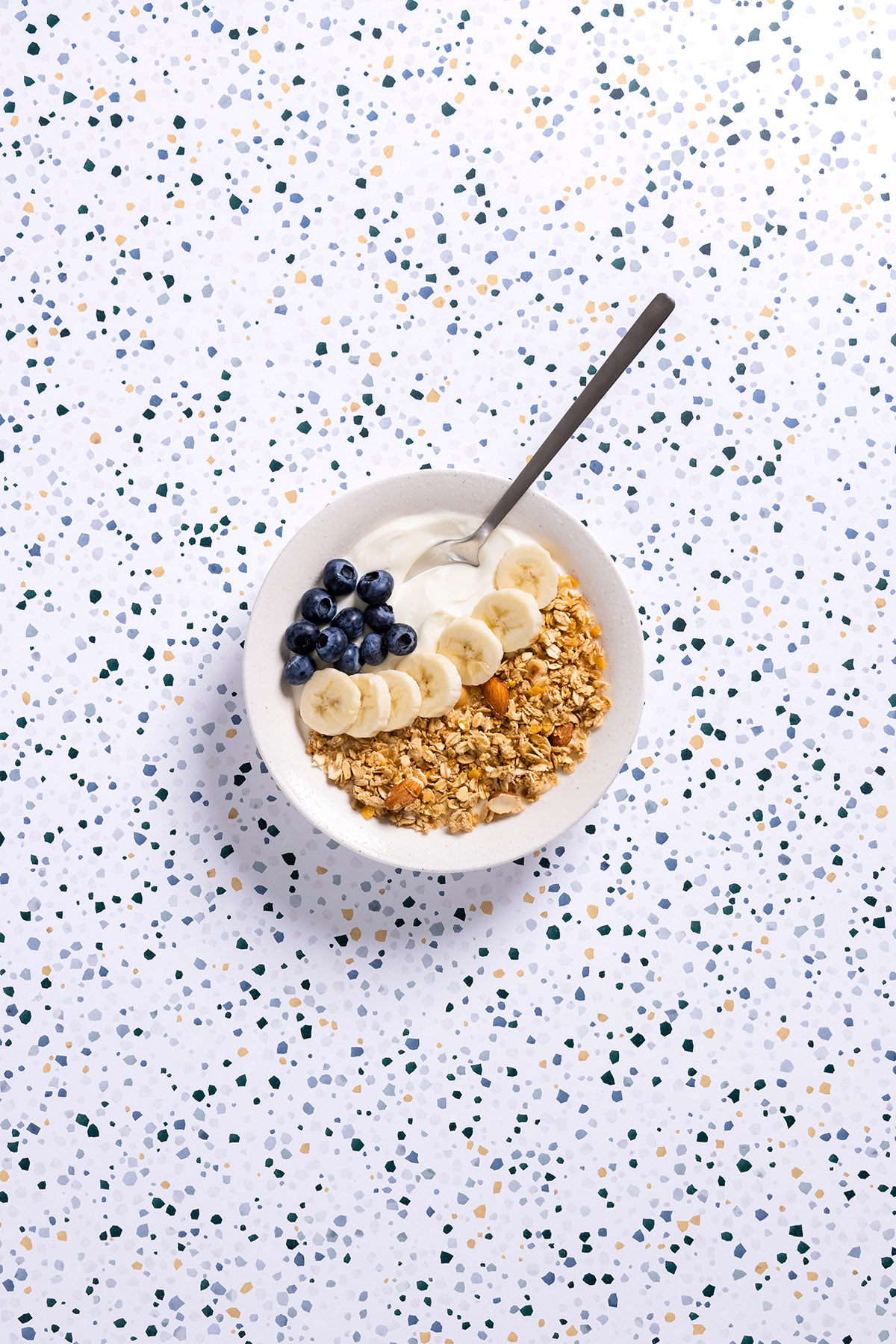 Terrazzo achtergrond voor productfotografie met blauwe accenten
