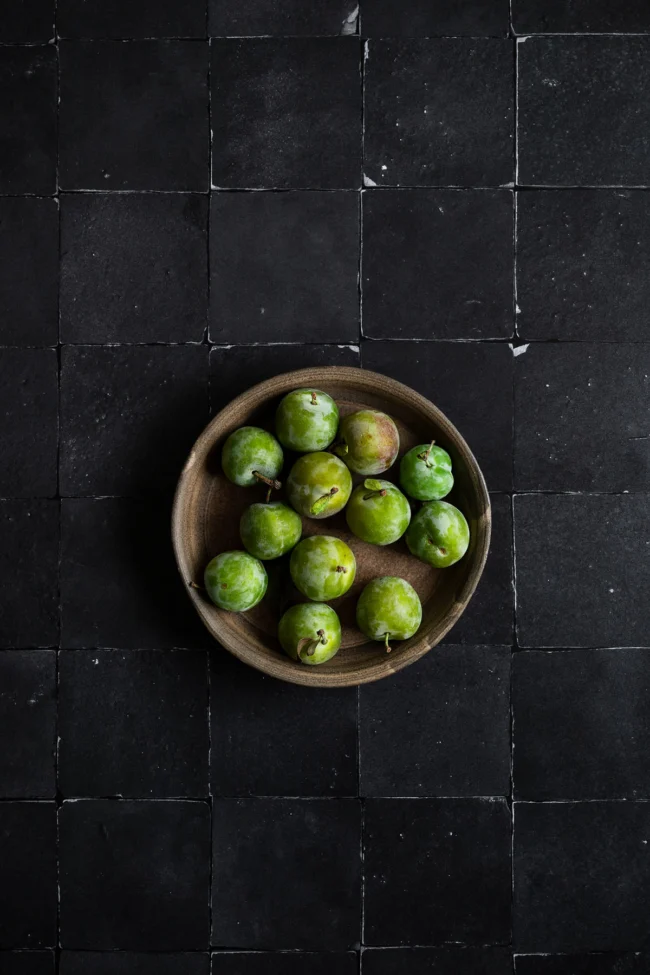Zwarte tegels backdrop voor food styling en product fotografie