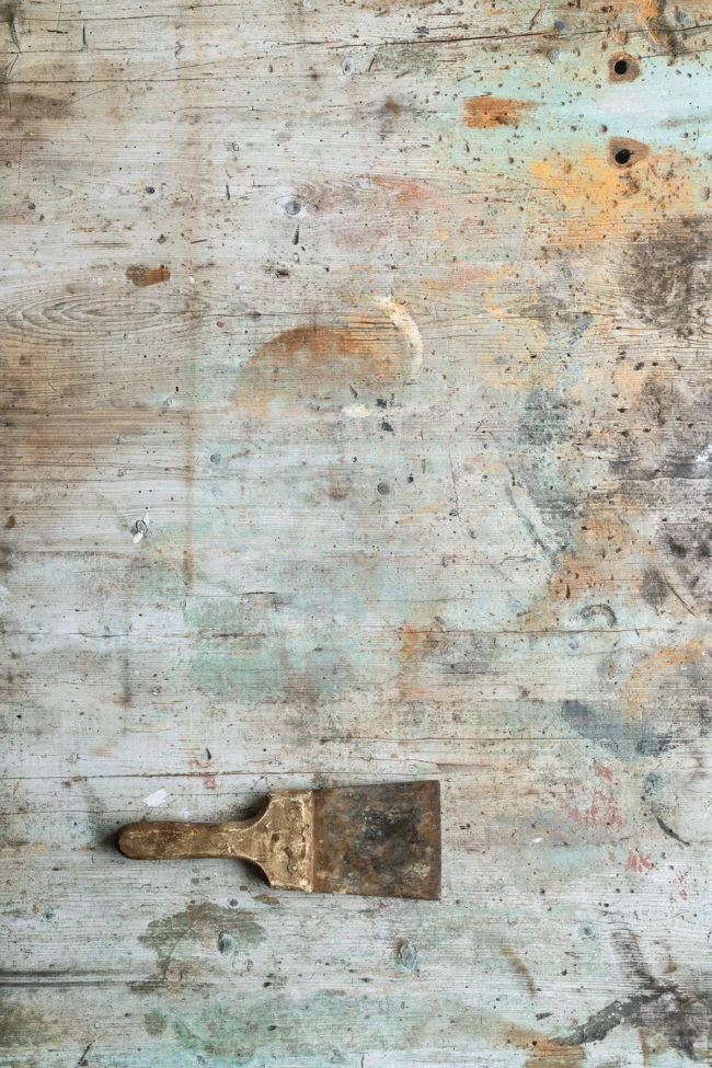 Geprinte vinyl foto achtergrond van een oude geleefde werktafel