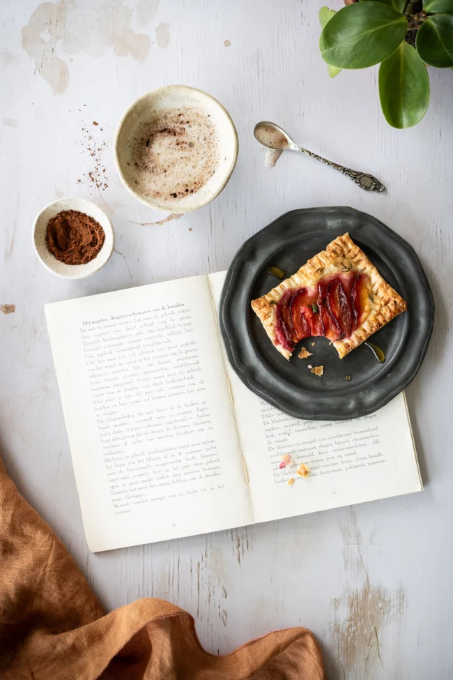 Koffie is een vinyl fotografie backdrop van geleefd wit hout met koffie vlekken