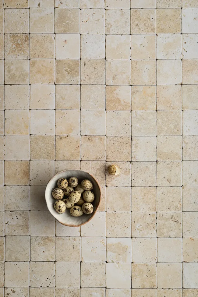 Stenen tegels ondergrond in beige tint, voor fotografen en stylisten