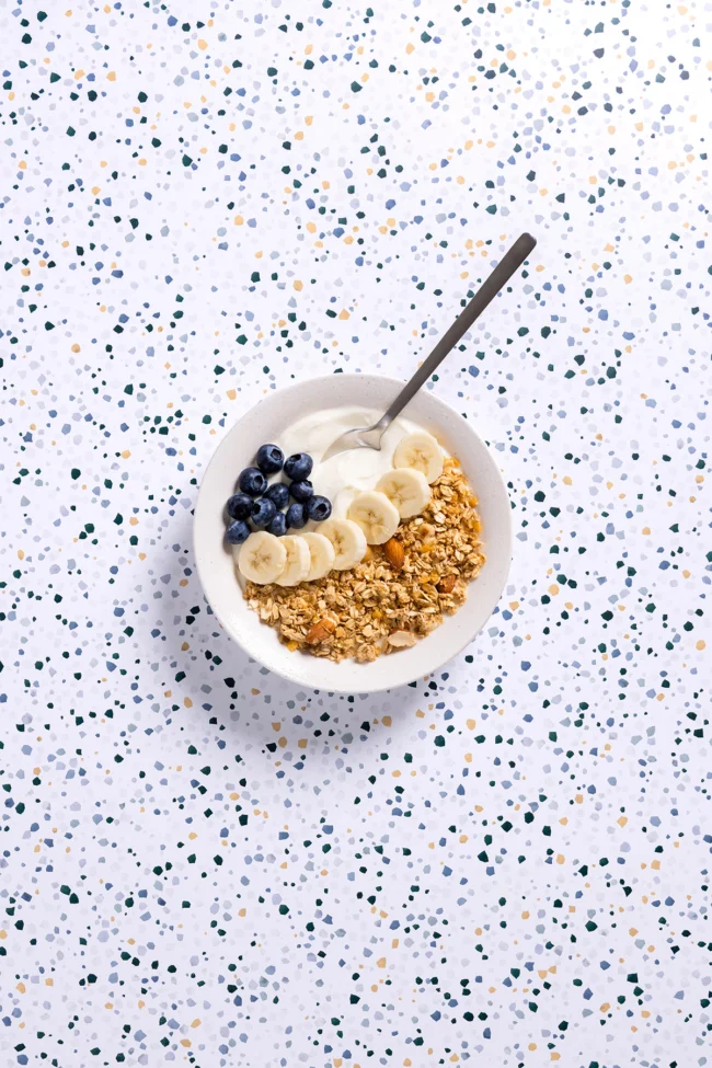 Terrazzo achtergrond voor productfotografie met blauwe accenten